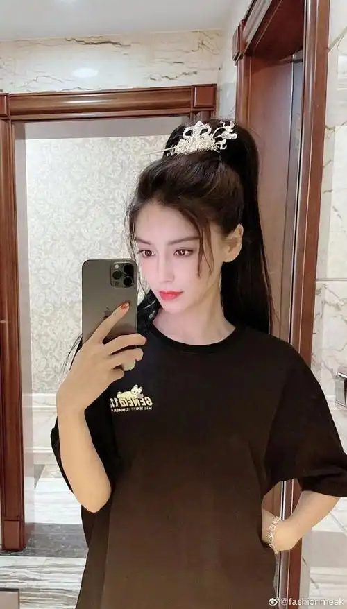 angelababy晒樱花自拍