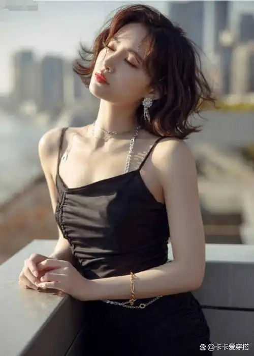 许佳琪的美与众不同,吊带裙穿出酷帅感,英气又美艳