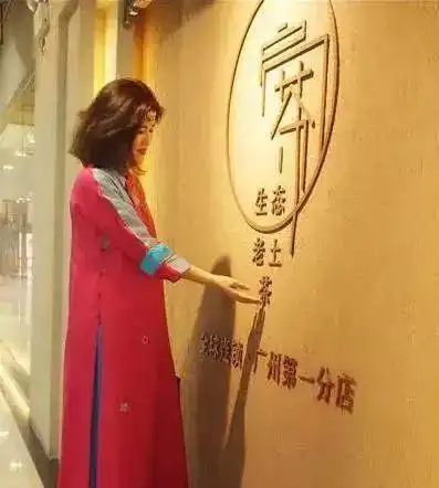 从商到政由于企业经济效益突出,陈爱陶2014年被评为