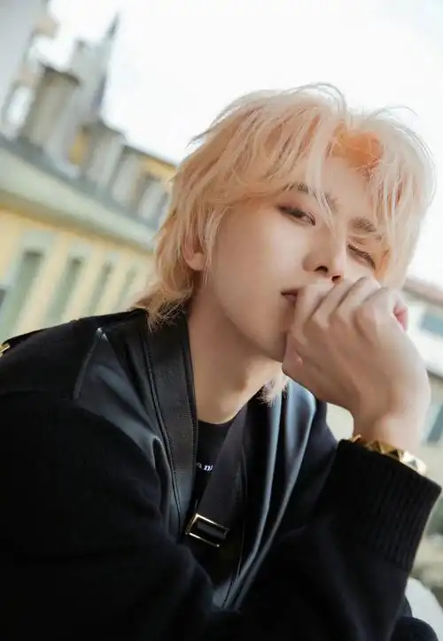 蔡徐坤晒阳台随拍照,坤坤这个发色真的好好看!_高清图集_新浪网