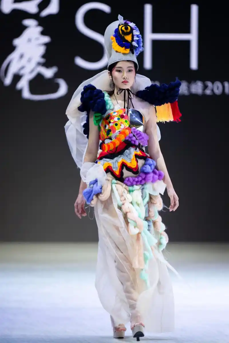南京上演创意时装秀