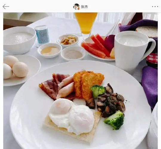 上面晒出了一张早午餐的照片,尽管没有印象中合家欢家宴应有的大鱼大