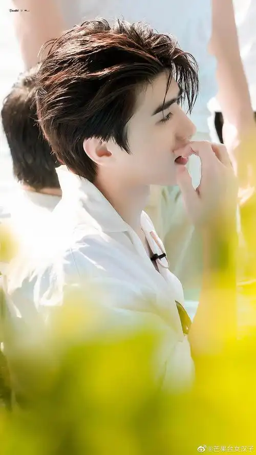 蔡徐坤的颜值真的小蔡的三亚之旅美图都丢进来吧