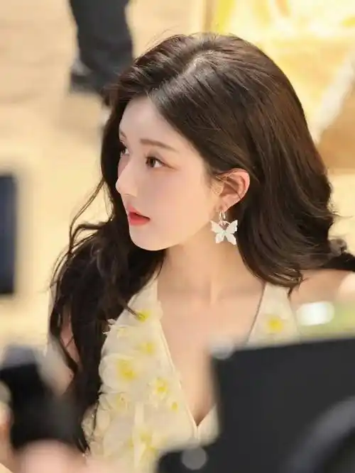 赵露思穿淡黄色连衣裙脸颊粉嫩甜美可爱