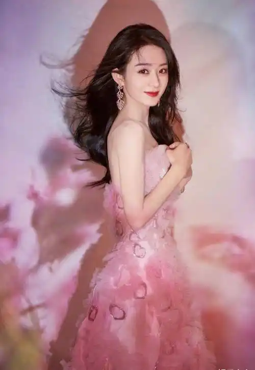 赵丽颖出席盛典造型,一袭粉色爱心礼裙,花朵光影映衬曼妙身姿_漂亮