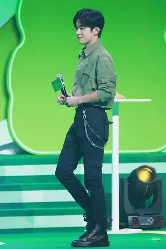 易烊千玺穿军绿色衬衣工装裤清新有活力酷帅飒爽笑容超甜