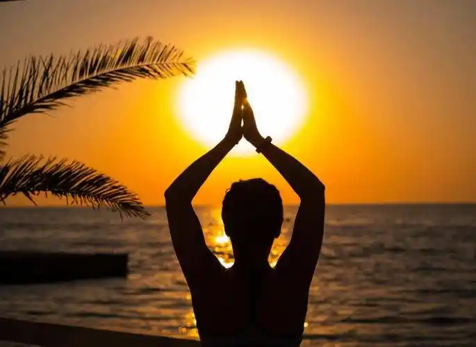 女人双手合十唯美图片,唯美意境男女双手合十图片