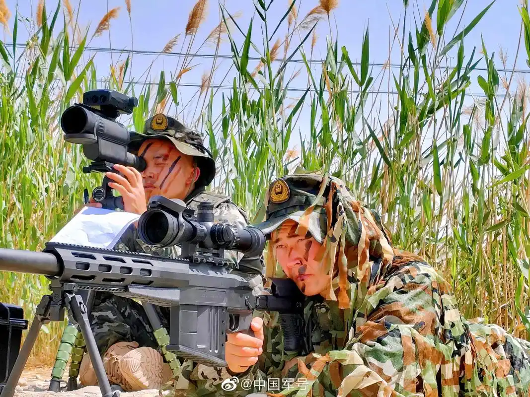 帅气!直击武警特战队员戈壁反恐演练