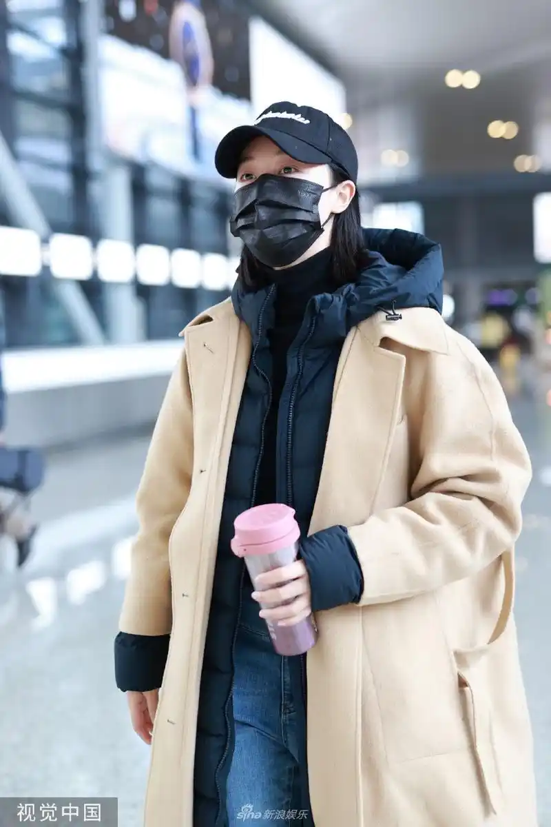 组图:蓝盈莹穿咖色大衣现身机场 包裹严实显保暖