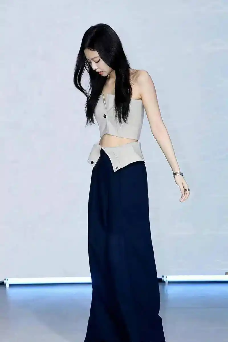 金智妮穿着韩国时装品牌rokh的抹胸短版上衣及宽管裤