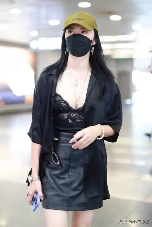 姚晨的腿自带丝袜特效穿开叉裙惊艳全场身材比例不输超模