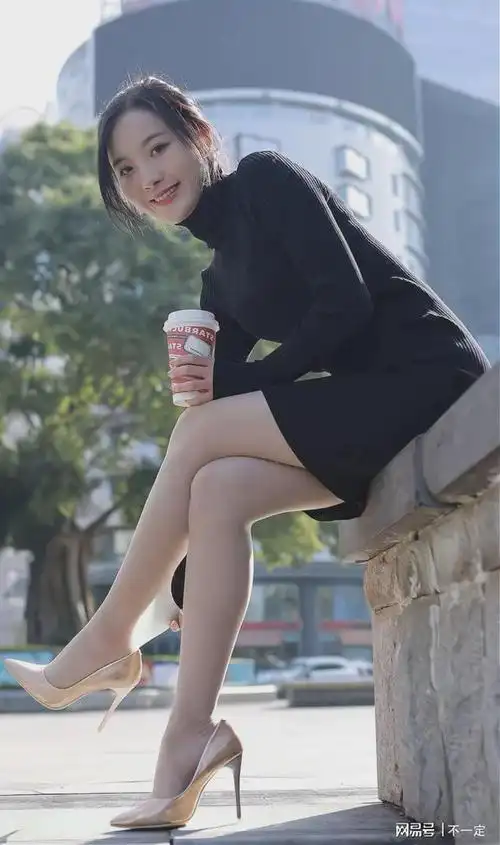 黑裙搭配肉色丝袜高跟鞋居家味穿搭