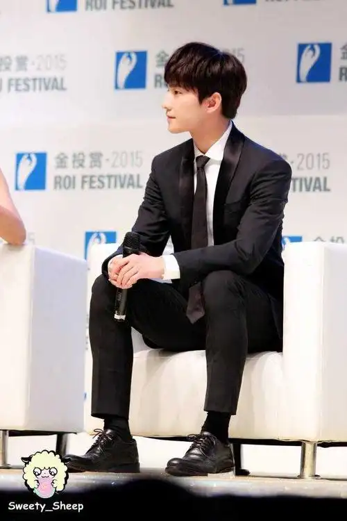 杨洋坐姿侧面的体态非常挺拔,没有常见的不良体态如:圆肩驼背.