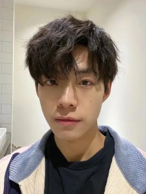 95这款发型需要烫发哦95可以做蝴蝶烫也可以纹理烫95向前吹干再