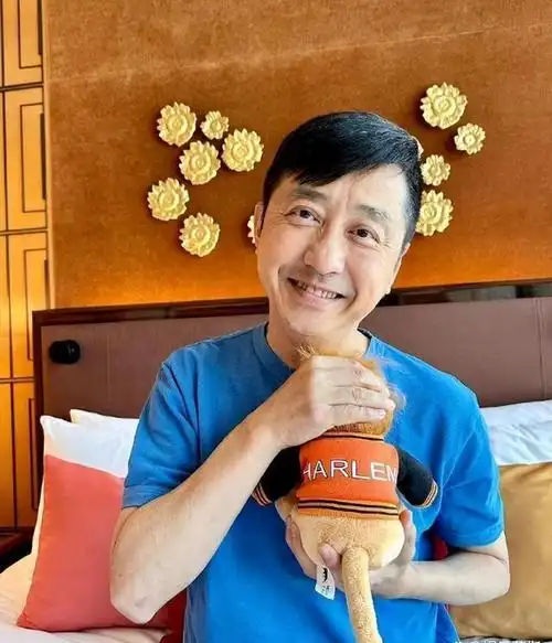 伊能静庾澄庆合体!一起出席参加儿子毕业典礼,21岁哈利穿搭亮眼