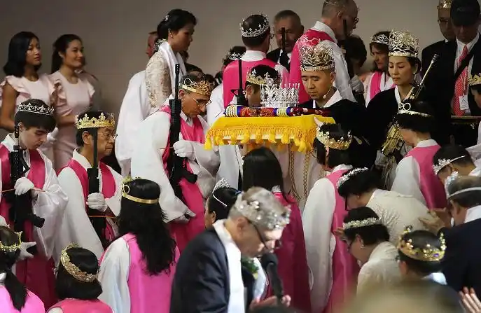 (例句)这种人是假宗徒,是欺诈的工人,是冒充基督宗徒的.