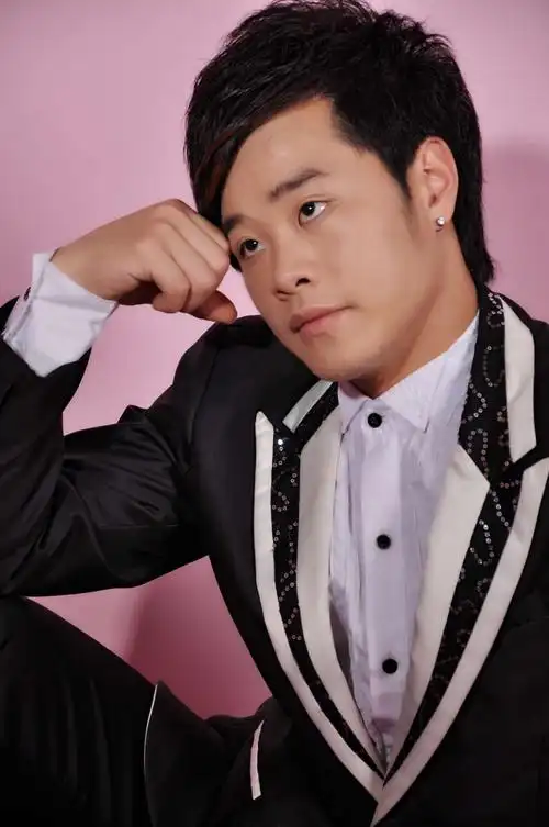 创作型音乐人,华语明星男歌手,1988年6月19日出生,是大陆全能艺人