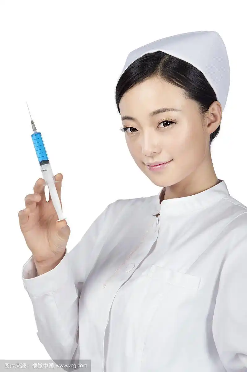 拿注射器的女护士