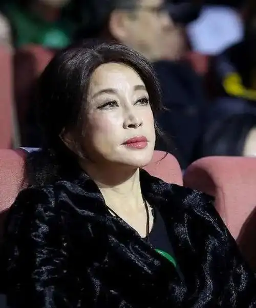 收手吧刘晓庆别再折磨观众了70岁演黄花闺女不忍直视