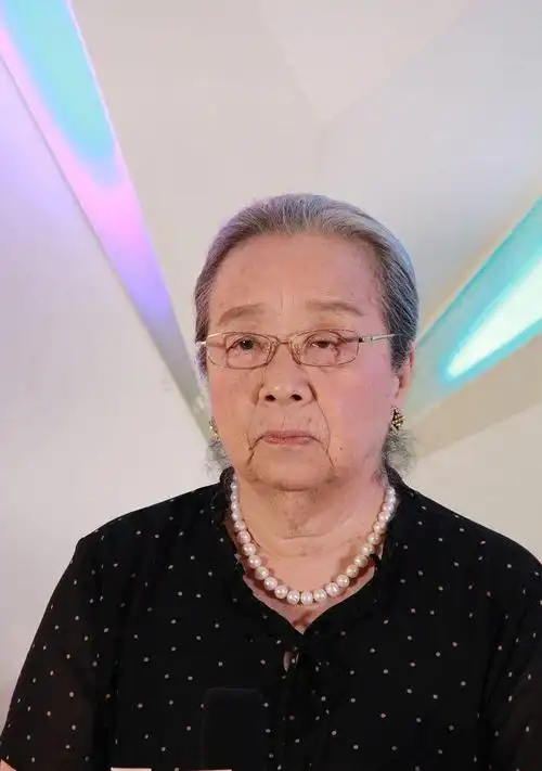 李明启录节目合影85岁白发苍苍还这么精神穿红衣气质优雅