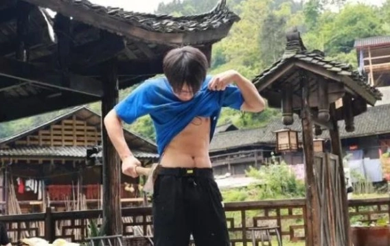 喜大普奔彭昱畅减肥有效果腹肌初显轮廓