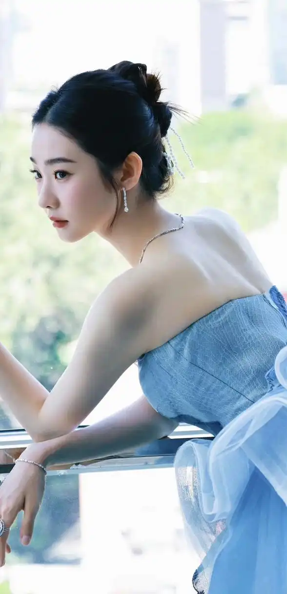 高挽发髻,精致淡雅,张艺凡一袭抹胸淡蓝色长裙,轻盈柔美,大气迷人 [舔