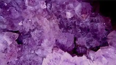 紫色水晶又称"紫水晶",是水晶家族中唯一的紫色系水晶,神秘浪漫的色泽