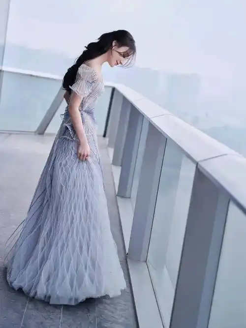 袁姗姗身着银色礼服亮相丝绸之路国际电影节红毯,优雅大方!