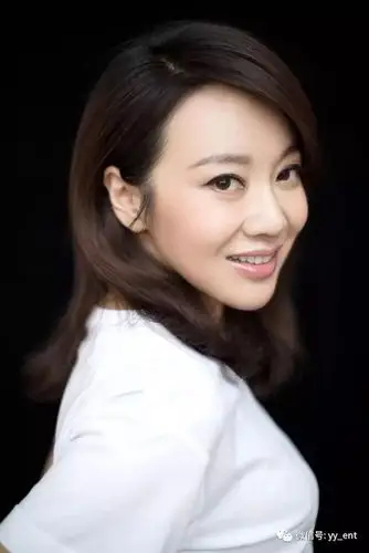 47岁闫妮近照,33岁离婚35岁走红,20岁女儿比妈妈还漂亮