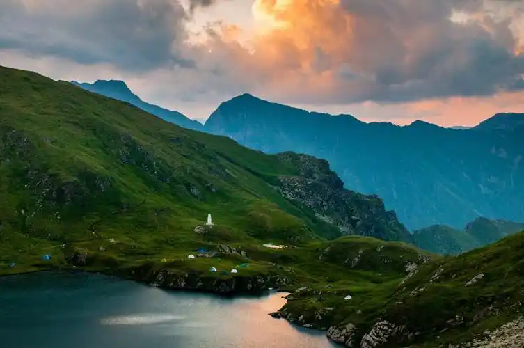 在一天的时间高清壁纸绿水山顶上的水体景观摄影