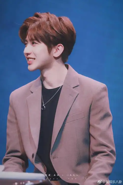 蔡徐坤ninepercent广州新专辑分享会饭拍图:今日份金色清新顺毛坤