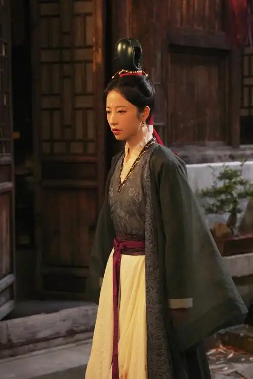 赵简珍珠妆~请把古装焊在身上,今晚八点不见不散~@周雨彤微博#周雨彤