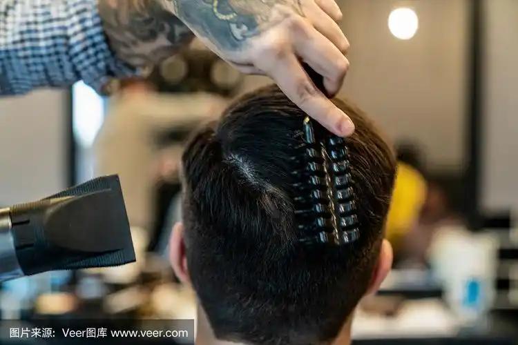 理发店里一个面目全非的理发师正在给一位男士吹头发