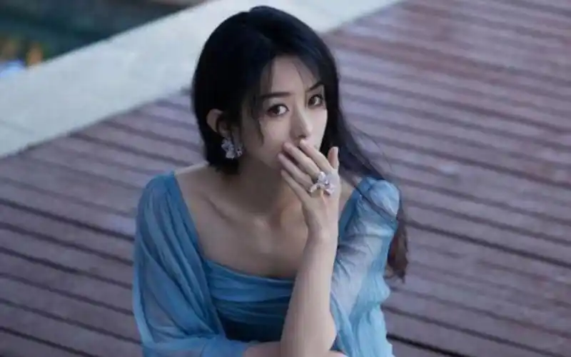 赵丽颖 惊艳礼服写真