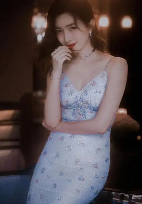 江疏影真是越来越有味道了一身吊带造型美的让人心怦怦跳