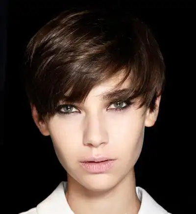 齐颈短直发:整齐的发尾,露额的发型设计,将头发挽至耳后,清新俏丽.