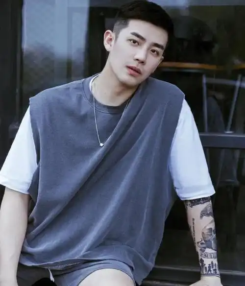 街头偶遇大帅哥这眉眼和高鼻梁太好看了吧