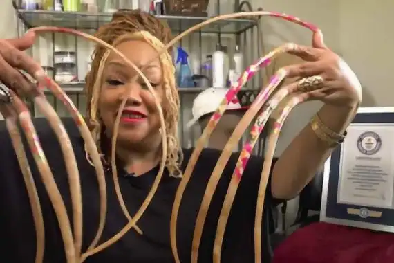 世界上双手指甲最长的女人23年未修剪指甲576米长