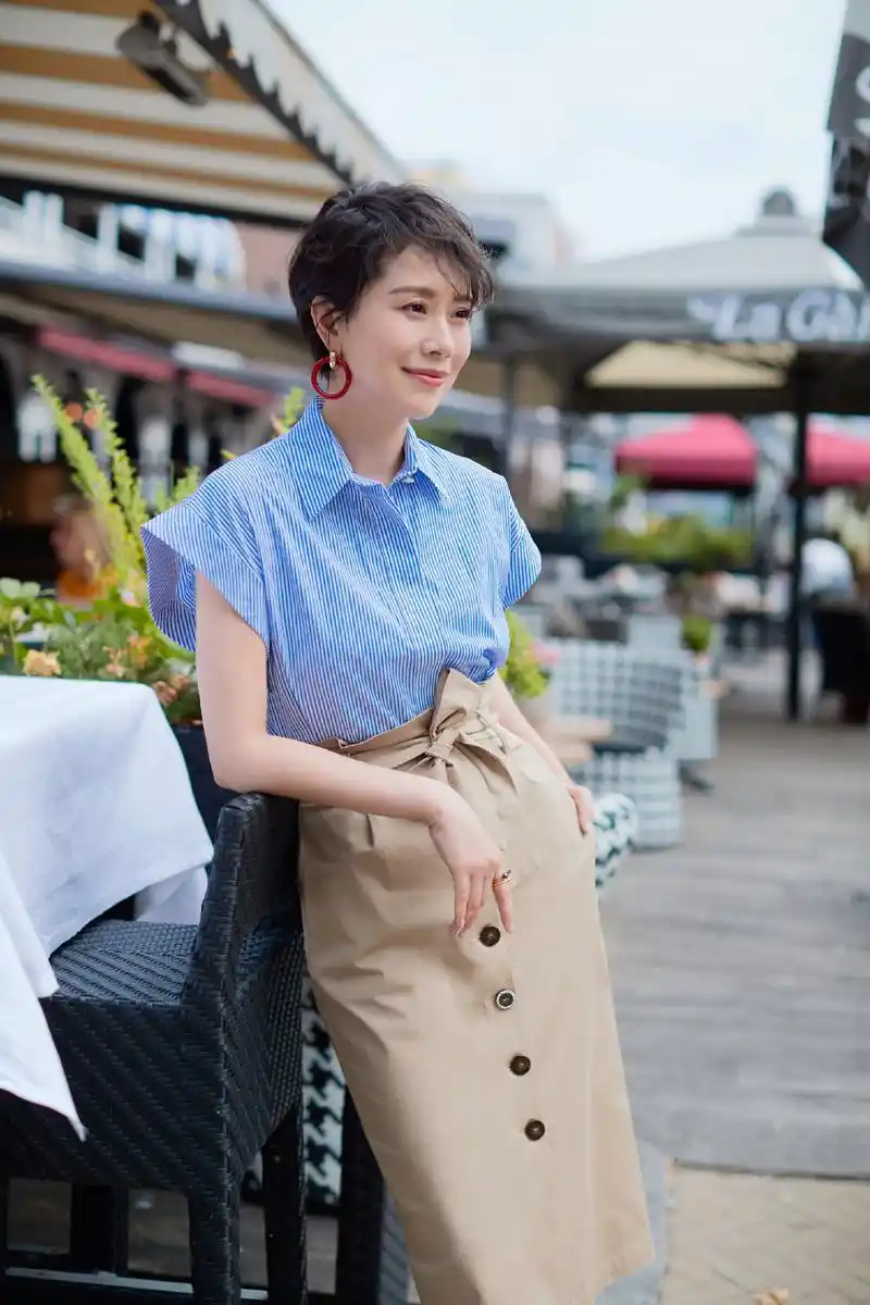 海清太会穿了,超短发搭配连衣裙时尚单品,意外减龄时髦,美呆了