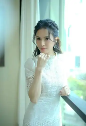 李若彤自曝年龄!54岁穿白色v领短裙露骨感身材,依旧是神仙气质