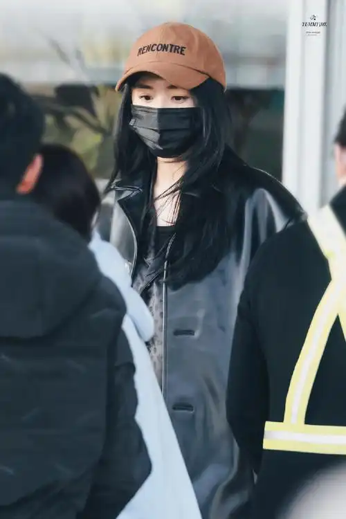 杨幂机场与粉丝挥手互动##杨幂all black机场造型