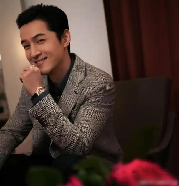 《繁花》路透生图:胡歌大背头超帅气,马伊琍抽烟姿势也太老练了