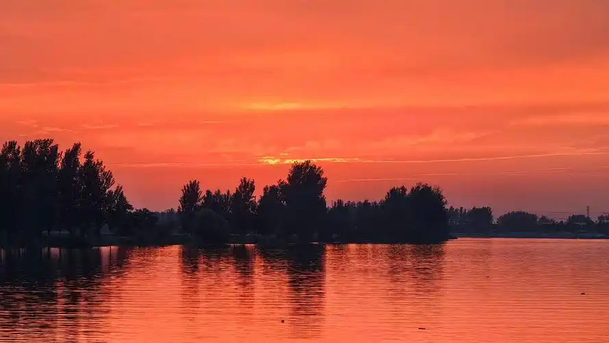 晚霞映照的沙颍河 苑大彪 摄日落时分的天空 苑大彪 摄图为落日晚霞.