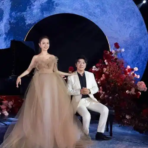 吉娜手捧鲜花和郎朗秀恩爱庆祝三周年纪念日祝福网友端午安康