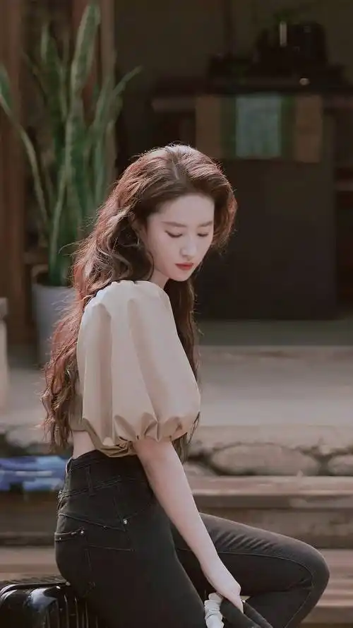 刘亦菲长发飘飘优雅恬静写真_巅峰