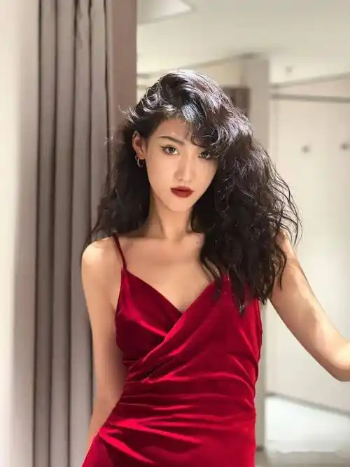 中长发的小姐姐们,如果也想换发型的话,不如看看今年流行的这款复古