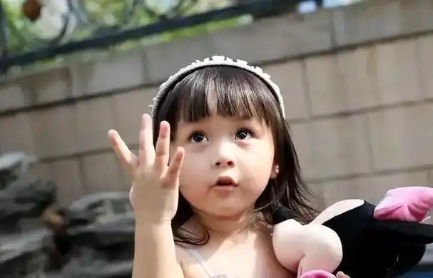 刘楚恬2岁出道年入百万因长相甜美遭禁止整容现在长成啥样