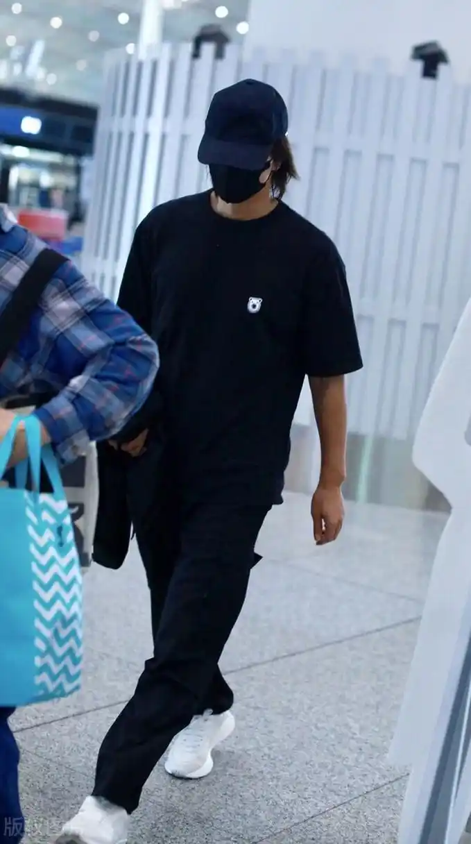 言承旭机场街拍,黑色t恤 运动裤低调简约!