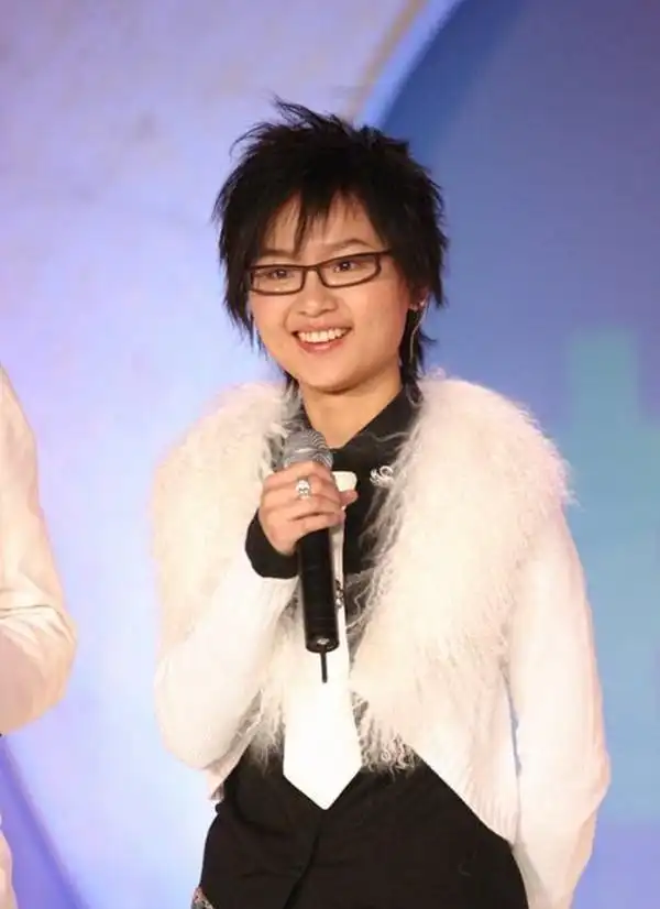 周笔畅2005年获超级女声全国亚军出道,2006年发行首张个人专辑《谁