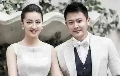 印小天对她一见倾心,表白后没多久两人就成为了恋人.